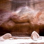 Sculpture dans la roche d'un chameau. שרידי גמל וגמל חקוקים בסלע